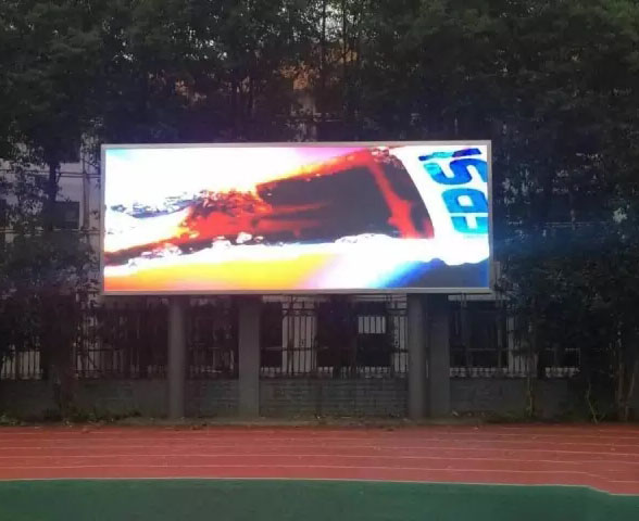 武漢市XX區(qū)XX中學(xué)● 戶外P10全彩顯示屏交付使用！